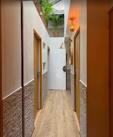 Couloir desservant les cabines de massage
