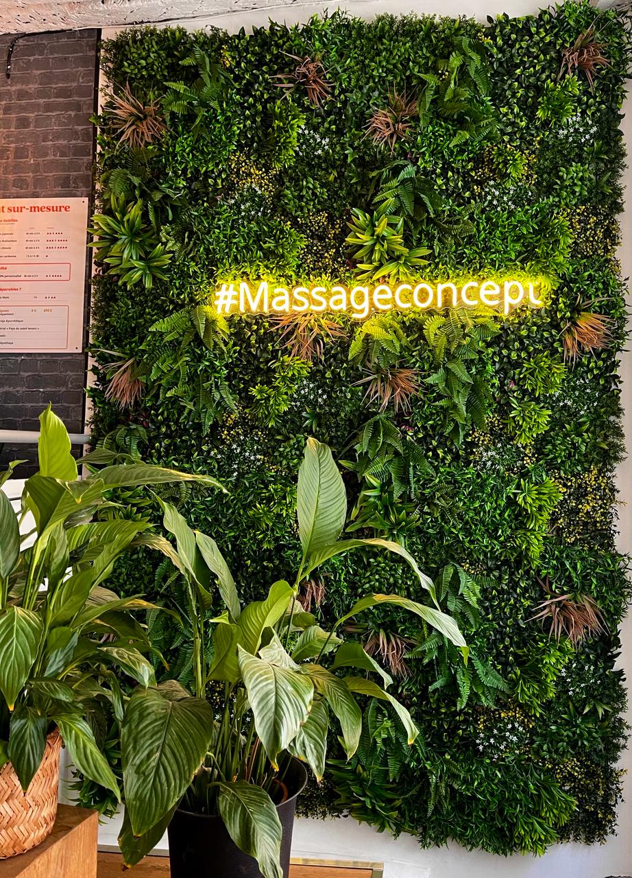 Mur végétal et enseigne lumineuse #Massageconcept