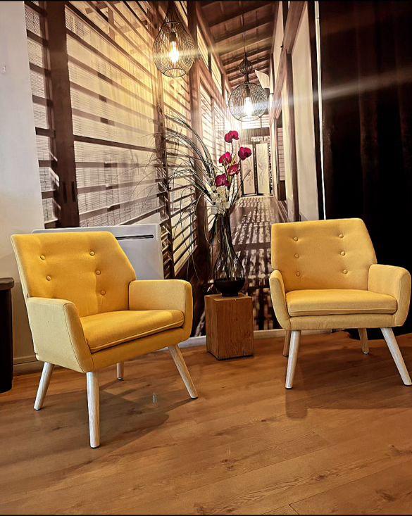 Espace d'attente avec ses fauteuils