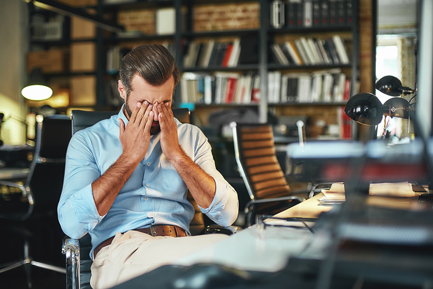 homme fatigué au bureau